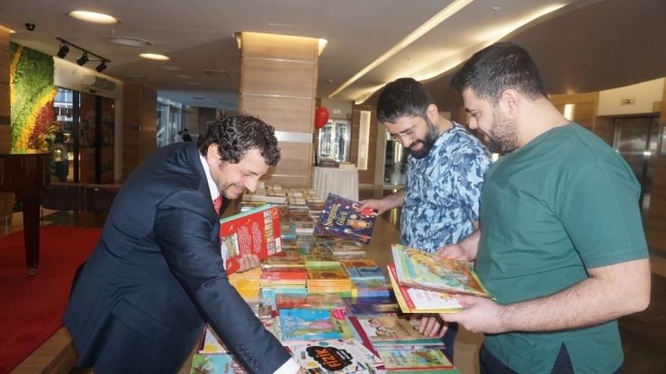 Sevgililer Gününe Özel Kitap Sergisi