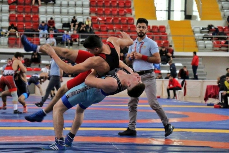 Gençler Türkiye Güreş Şampiyonası, Sivas’ta Devam Ediyor