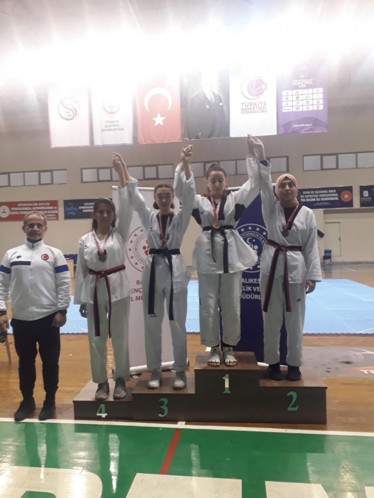 Burhaniye’de İmam Hatip Öğrencisi Tekvandoda İl Birincisi Oldu