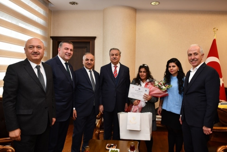 Resim Yarışmasında Dereceye Giren Öğrencilere Ödül