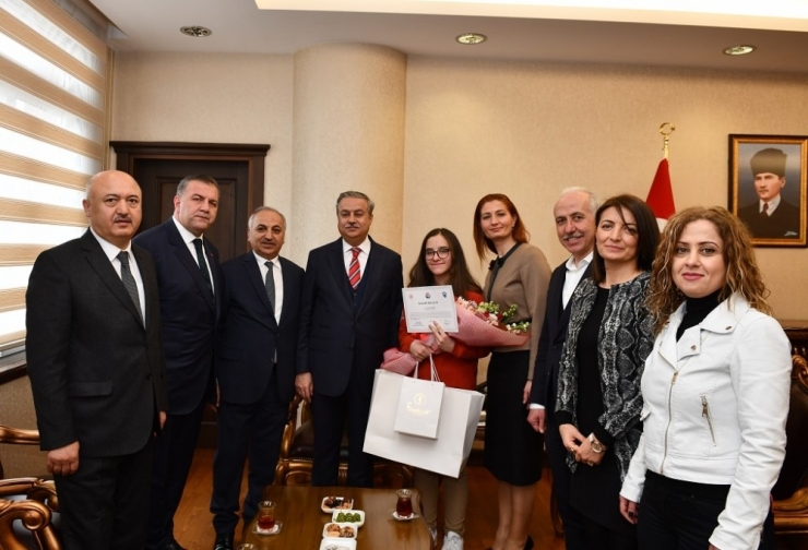 Resim Yarışmasında Dereceye Giren Öğrencilere Ödül