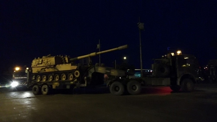 Suriye Sınırına Tank Ve Zırhlı İş Makineleri Sevk Edildi