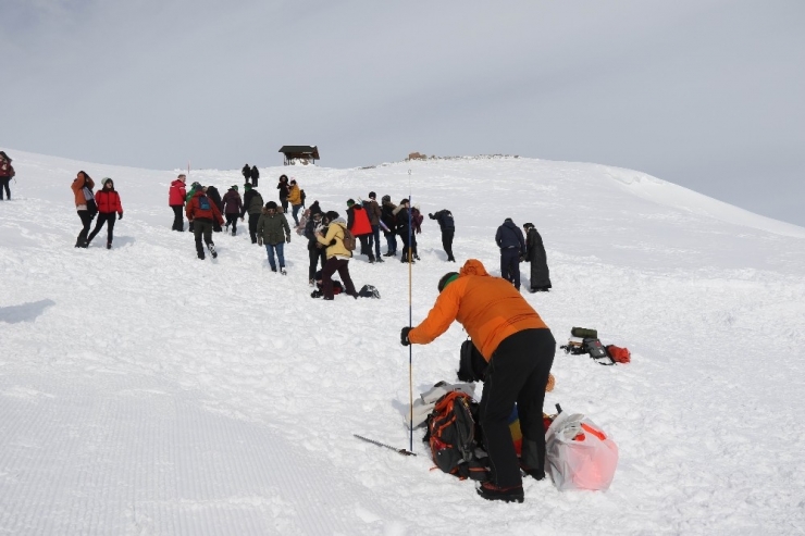 Erciyes’te Doktorlara Çığ Eğitimi