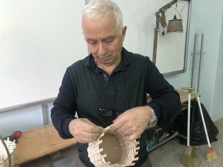 Ustasının Elinde Fındık Dalları Can Buluyor