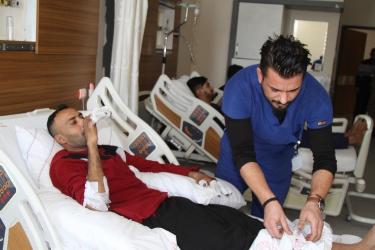 Mehmetçik Donma Tehlikesi Geçiren Göçmenleri Kurtardı