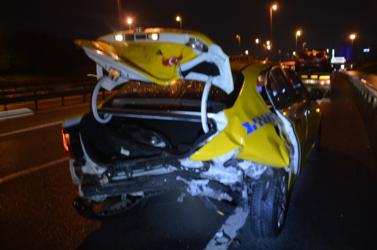 Otomobil, Ticari Taksiye Arkadan Çarptı: 2 Yaralı