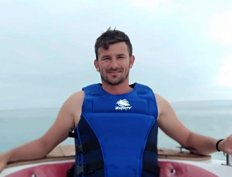 Barakasında Kendini Vurdu