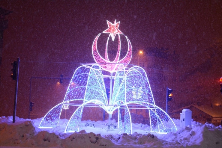 Aydınlatmalar Hakkari’ye Renk Katıyor