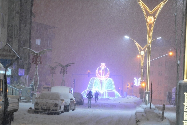 Aydınlatmalar Hakkari’ye Renk Katıyor