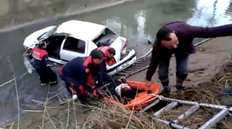 Otomobil Boş Su Kanalına Düştü, Sürücü Araçta Sıkıştı