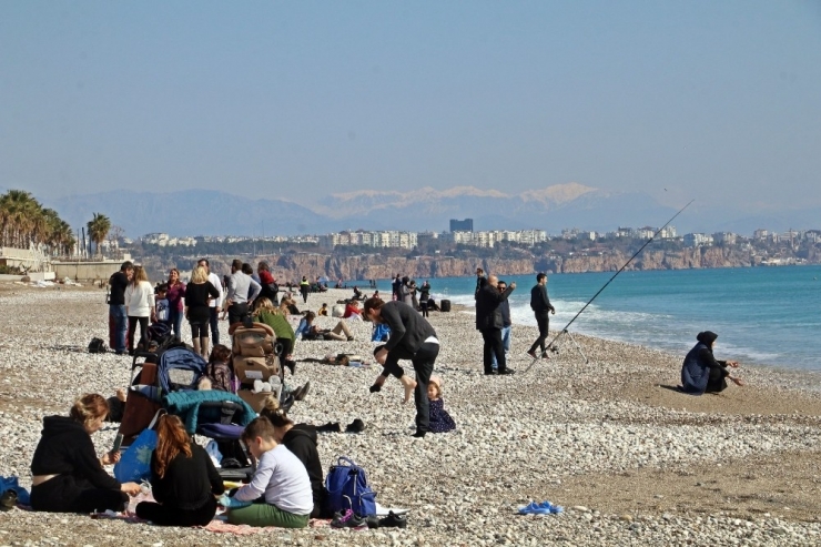 Şubat Ayında 21 Dereceyi Gören Sahile Koştu