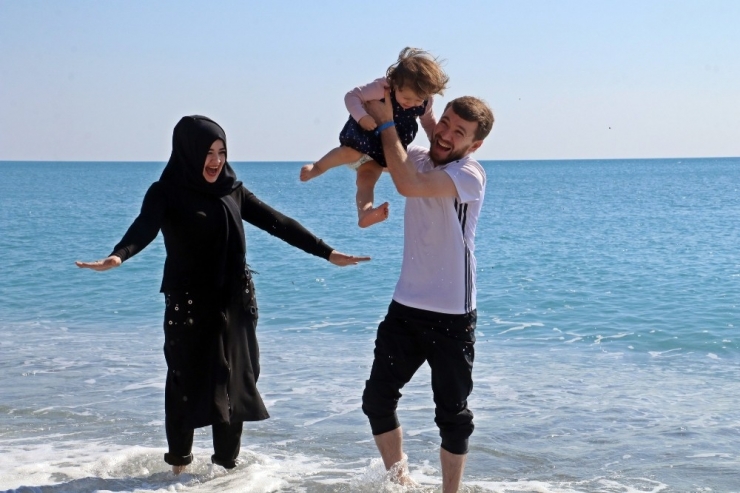 Şubat Ayında 21 Dereceyi Gören Sahile Koştu