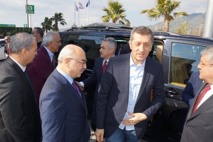 Bakan Selçuk, Aydın’da 42 Eğitim Gönüllüsünü Onurlandırdı