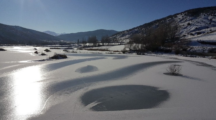 Yüzeyi Buz Tutan Göl Kartpostallık Görüntüler Oluşturdu