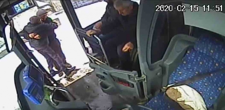 Bingöl’de Otobüs Şoföründen Örnek Davranış