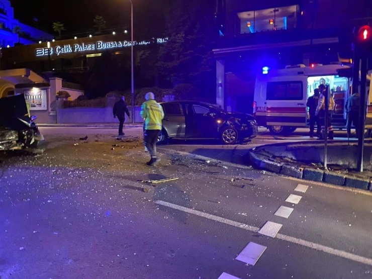 Bursa’da İki Araç Çarpıştı: 3 Yaralı