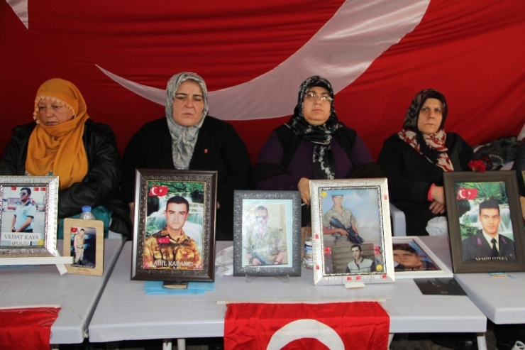 Hdp Önündeki Ailelerin Evlat Nöbeti 167’nci Gününde