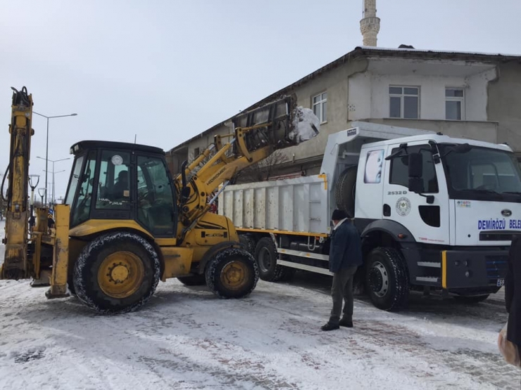 Demirözü’nde Kar Yığınları Kamyonlarla İlçe Dışına Taşınıyor