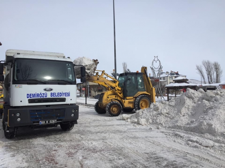 Demirözü’nde Kar Yığınları Kamyonlarla İlçe Dışına Taşınıyor