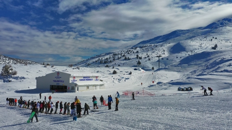 Denizli Kayak Merkezi Türkiye’nin Dört Bir Tarafından Kayak Sporcularını Ağırlıyor