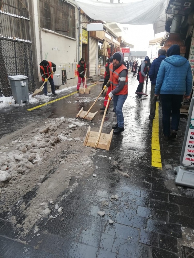 Kaldırımlarda Kar Temizleme Çalışmaları Devam Ediyor