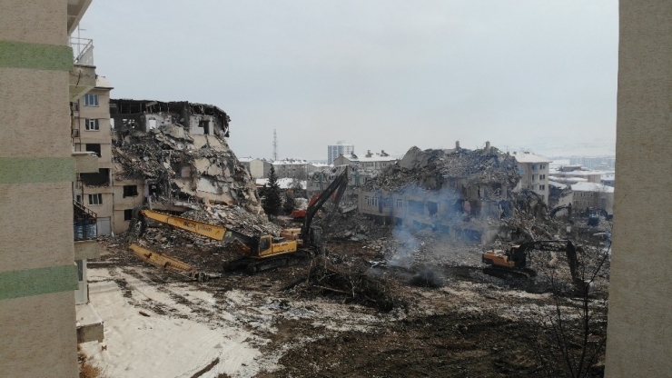 Elazığ’da Depremin Yaraları Sarılıyor