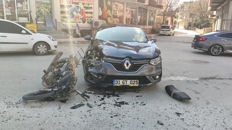 Samandağ’da Otomobille Motosiklet Çarpıştı: 2 Yaralı