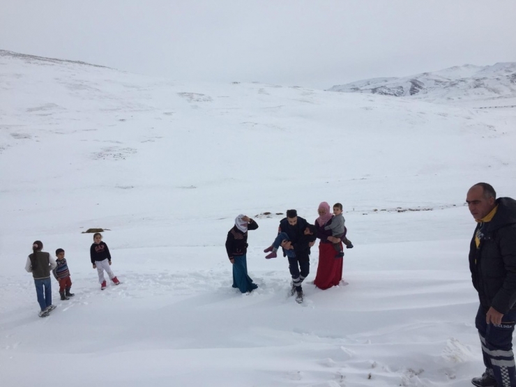 Kar Nedeniyle Yolu Kapanan Köyde Mahsur Kalan Hasta Çocuk Kurtarıldı