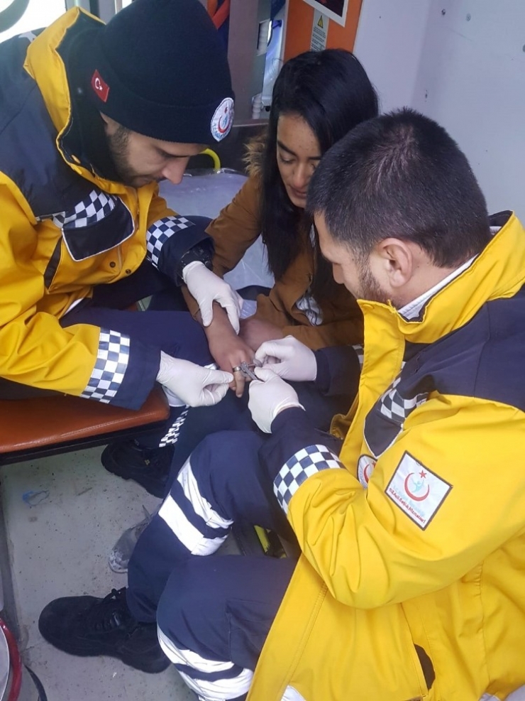 112 Ekibi Şişen Parmaktan Yüzüğü Sargı Bezi Kullanarak Çıkardı