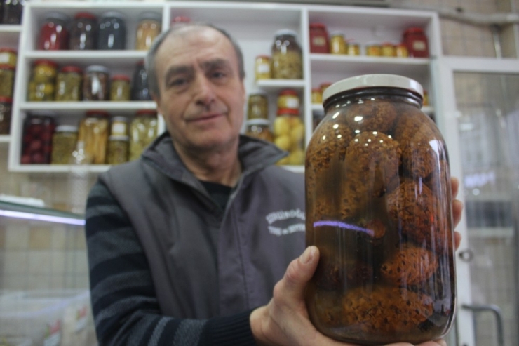 Tüm Meyve Ve Sebzeler Onun Elinde Turşuya Dönüşüyor