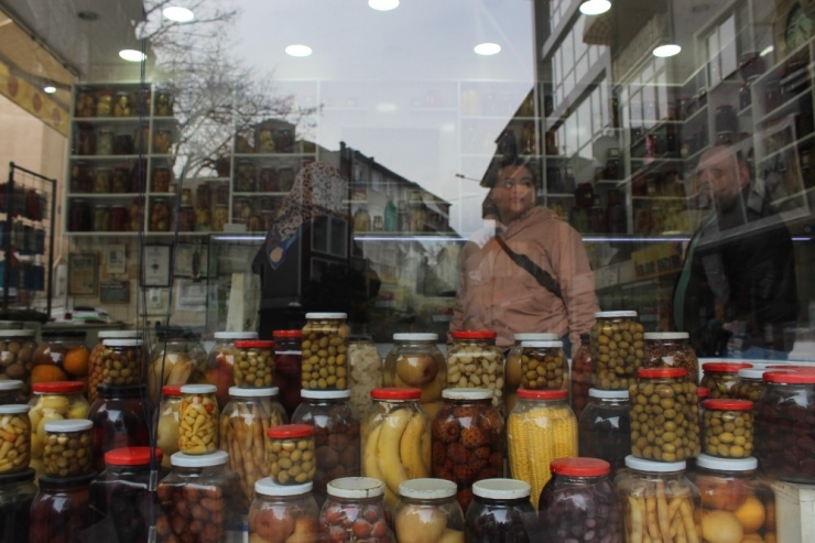 Tüm Meyve Ve Sebzeler Onun Elinde Turşuya Dönüşüyor