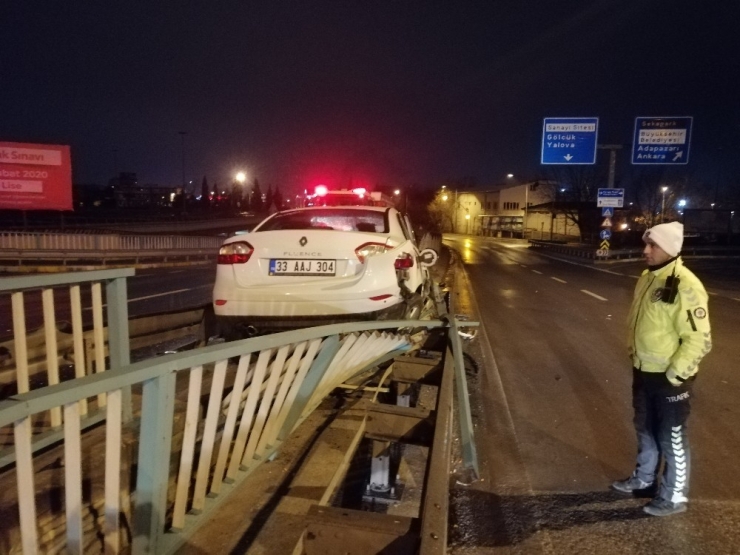 Otomobil Bariyerlere Çarptı: 1 Yaralı