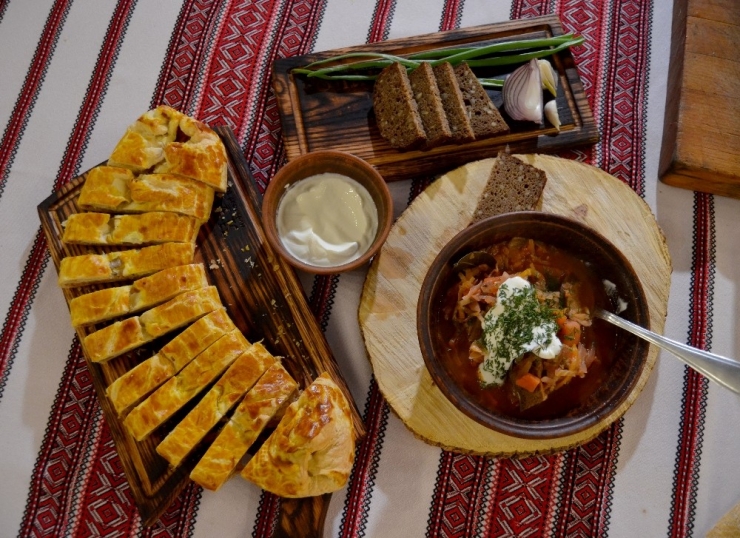 Opera Yaparak Çorba Hazırlıyor