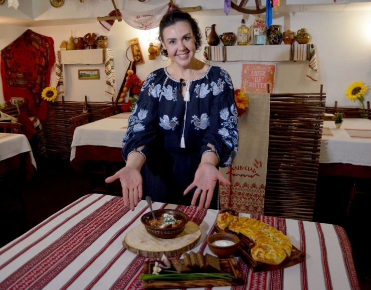 Opera Yaparak Çorba Hazırlıyor