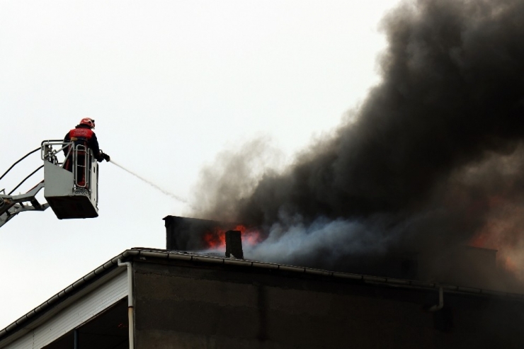 Sakarya’da 4 Katlı Binanın Çatı Katı Alev Alev Yandı