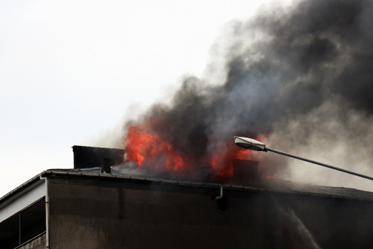 Sakarya’da 4 Katlı Binanın Çatı Katı Alev Alev Yandı