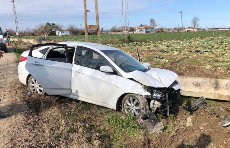 Otomobil Sulama Kanalına Çarptı: 7 Yaralı