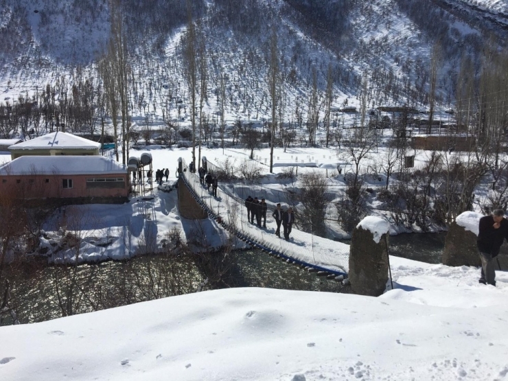 Beytüşşebap Eksi 20’yi Gördü, Şelaleler Dondu