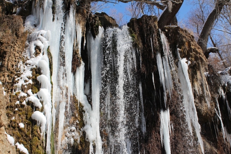 Sızır Şelalesi’nde Oluşan Buz Sarkıtları Büyüledi