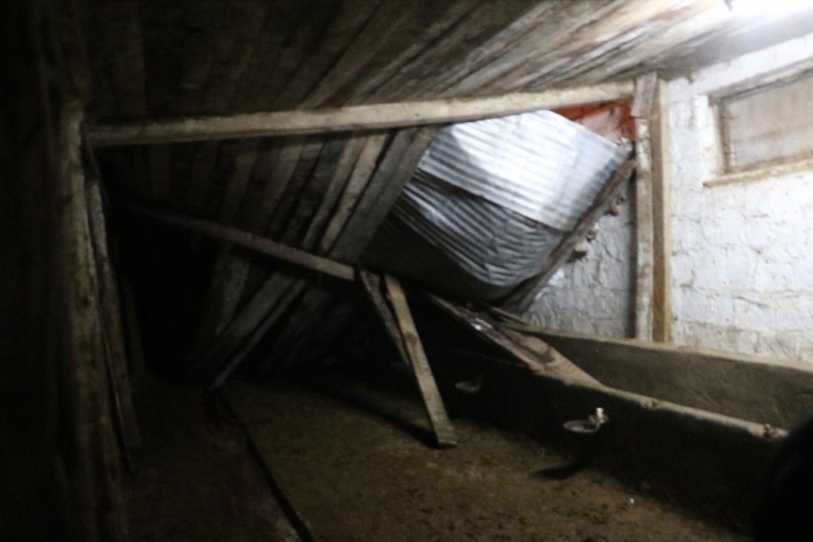 Yoğun Kar Yağışı Nedeniyle Ahırın Çatısı Çöktü