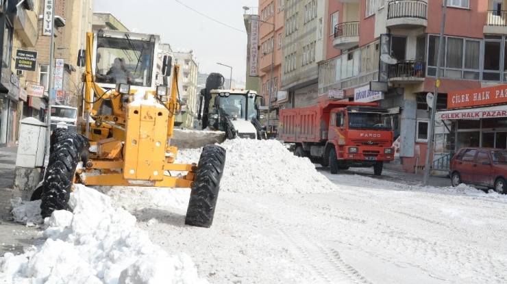 Kent Merkezindeki Tonlarca Kar Kent Dışına Çıkartıldı
