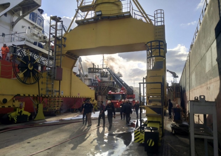 Tuzla’da Tersanede Gemi Yangını