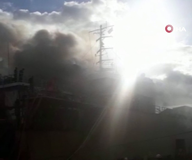 Tuzla’da Tersanede Bir Gemide Yangın Çıktı. Olay Yerine Çok Sayıda İtfaiye Ekibi Sevk Edildi.