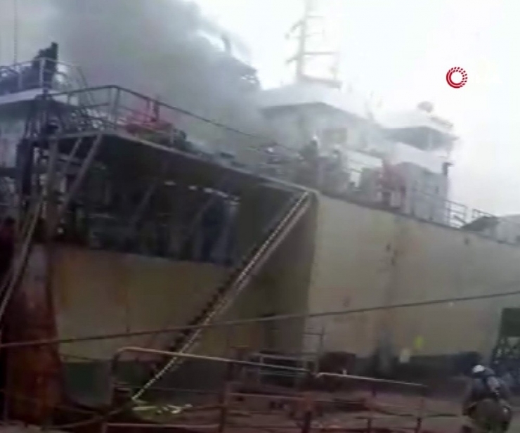 Tuzla’da Tersanede Bir Gemide Yangın Çıktı. Olay Yerine Çok Sayıda İtfaiye Ekibi Sevk Edildi.