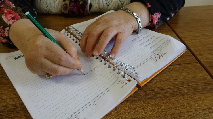 70 Yaşında Okuma Yazma Öğrenen Ayşe Teyze Hayatının Kitabını Yazıyor