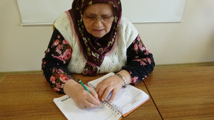 70 Yaşında Okuma Yazma Öğrenen Ayşe Teyze Hayatının Kitabını Yazıyor