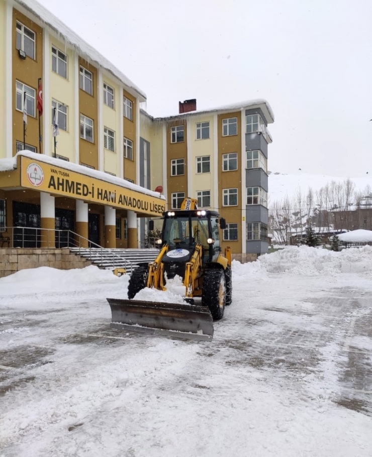 Tuşba’da Okul Bahçeleri Kardan Temizleniyor