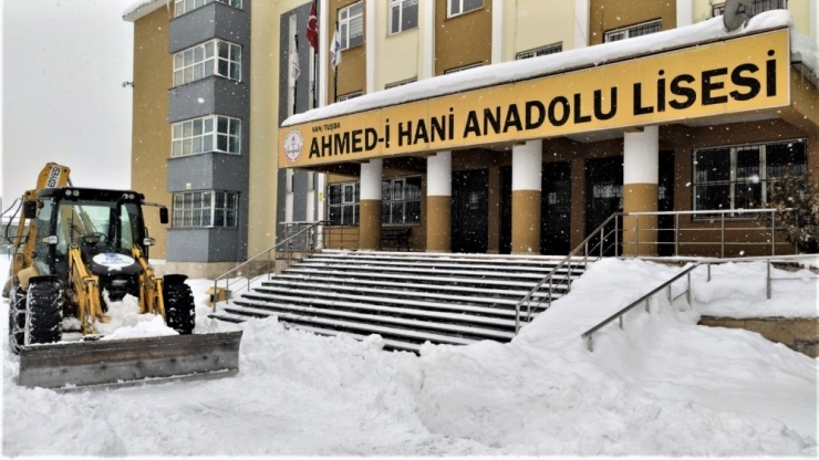 Tuşba’da Okul Bahçeleri Kardan Temizleniyor