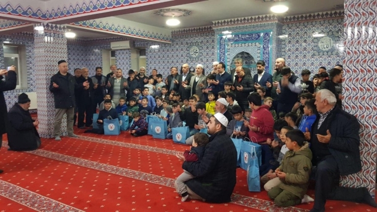 Camide Beş Vakit Namaza Katılan Öğrencilere Ödül