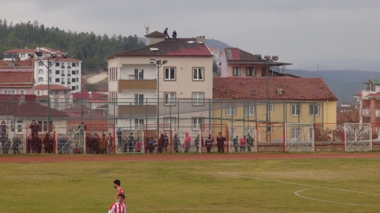 6 Katlı Apartmanın Çatısından Tribündeymiş Gibi Maç Seyrettiler